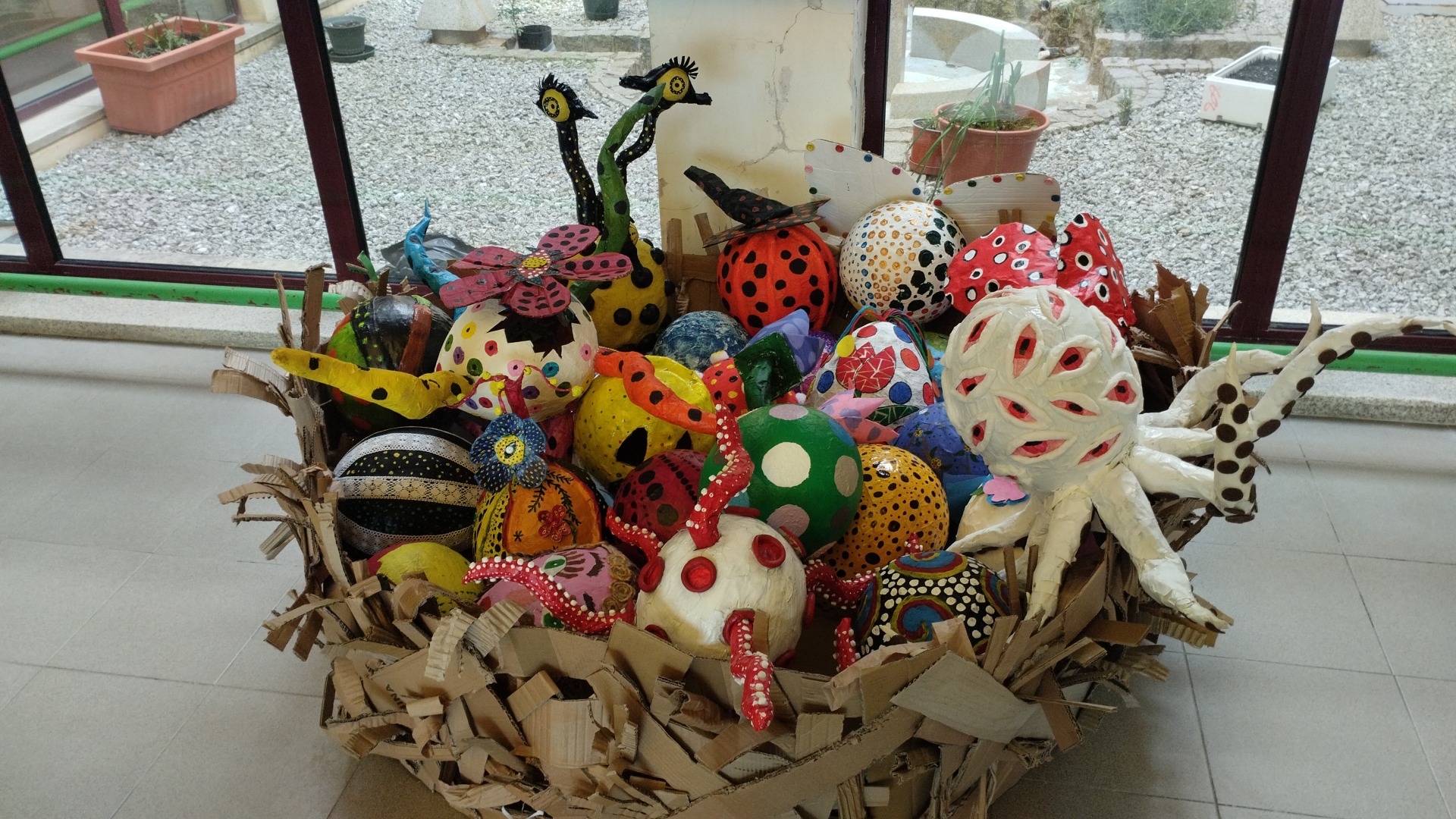 Ovos Da Páscoa Inspirados em Yayoi Kusama  